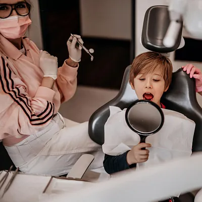 Frühzeitige Vorsorge macht Kinder stark: Schonend, spielerisch und liebevoll lernen sie Zahnpflege, Angstfreiheit und regelmäßige Kontrollbesuche für ein lebenslang gesundes, strahlendes Lächeln. Zahnarztpraxis in Iserlohn-Letmathe, Dr. med. dent. Melanie Sellhorst