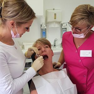 Zahnerhaltung – Wir erhalten Ihre Zähne so lange wie möglich – schonend, ästhetisch und funktional. Ob zahnfarbene Füllungen, Austausch alter Amalgamfüllungen oder Wurzelkanalbehandlungen: Unser Ziel ist es, Ihren natürlichen Zahn zu bewahren und langfristig die Kaufunktion zu sichern. Zahnarztpraxis in Iserlohn-Letmathe, Dr. med. dent. Melanie Sellhorst