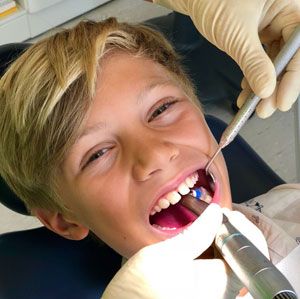 Prophylaxe bedeutet Vorbeugung und Verhinderung von Krankheiten und umfasst Behandlungen, die den Ausbruch von Krankheiten verhindern sollen. Auf die Zahnheilkunde bezogen bedeutet dies unter anderem die regelmäßige, am besten halbjährliche Kontrolle.