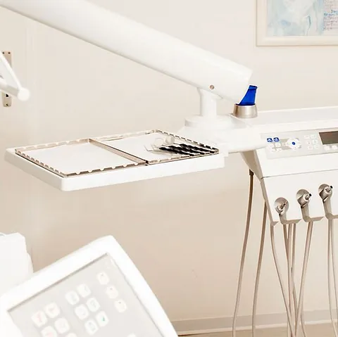 Parodontitis gefährdet Zahnfleisch, Knochen und Zähne. Mit professioneller Reinigung, gezielter Behandlung und konsequenter Mundhygiene erhalten Sie Ihre Zähne langfristig. Zahnarztpraxis in Iserlohn-Letmathe, Dr. med. dent. Melanie Sellhorst